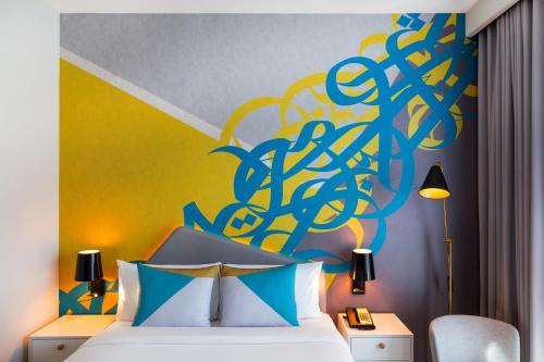 Postel nebo postele na pokoji v ubytování ibis Styles Dubai Deira