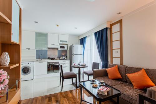 un soggiorno con un divano e un tavolo di D Varee Montara Thonglor 25 a Bangkok