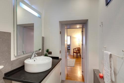 łazienka z umywalką i lustrem w obiekcie Oriuolo Apartment by Mamo Florence we Florencji