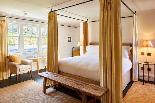 Una cama o camas en una habitación de Grove of Narberth