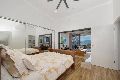sypialnia z 2 łóżkami i szklaną ścianą w obiekcie SEA-Renity on Castle Hill w mieście Townsville