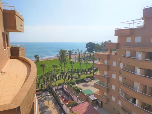 een uitzicht op het strand vanuit een gebouw bij ACV - Costa Marina II - 1ª linea planta 6 sur in Oropesa del Mar