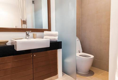 uma casa de banho com um lavatório e um WC em The residence resort Villa 1bdr Private Pool em Phuket