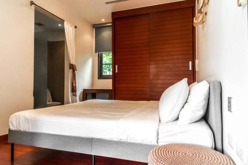 1 dormitorio con 1 cama grande y cabecero de madera en The residence resort Villa 1bdr Private Pool, en Phuket