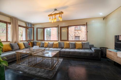 een woonkamer met een bank en een tafel bij Chalet Asmoun 2 in Imouzzer Kandar