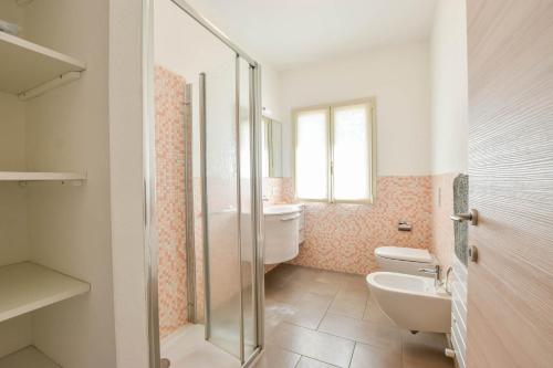 W łazience znajduje się prysznic, umywalka i toaleta. w obiekcie Casa Dolce w mieście Luino