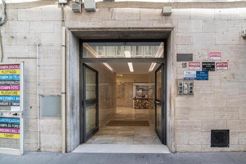 einen Eingang zu einem Gebäude mit offener Tür in der Unterkunft La Marina in Neapel