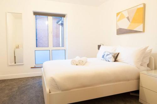 Tempat tidur dalam kamar di *NEW* Central Derby Apt, with Parking - Sleeps 6