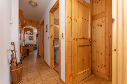 a hallway in a house with wooden doors at Casa Maura in Soraga
