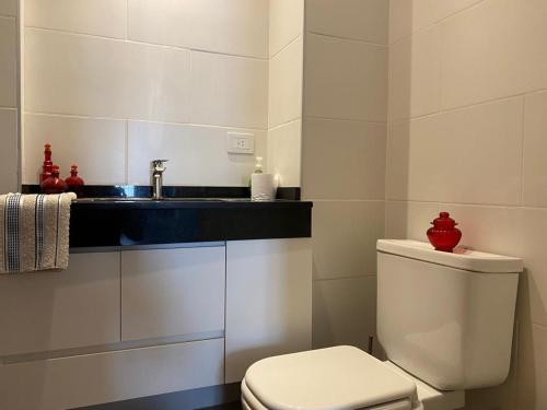 y baño con aseo blanco y lavamanos. en Nice Palermo BnB en Buenos Aires
