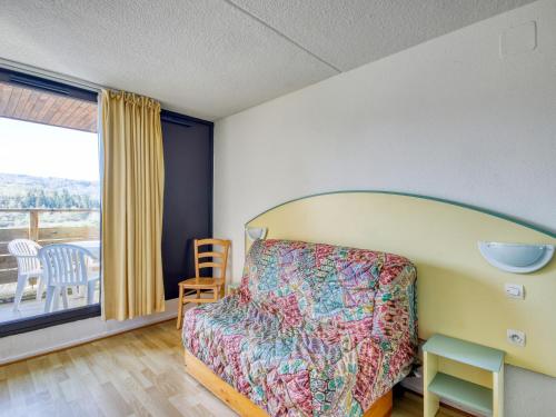a bedroom with a bed and a view of a balcony at Vacancéole - Le Domaine de Confolant in Miremont