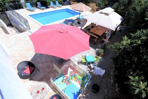 Villa Mendula Trogir - Luxury villa by the beach - heated pool - lush green garden