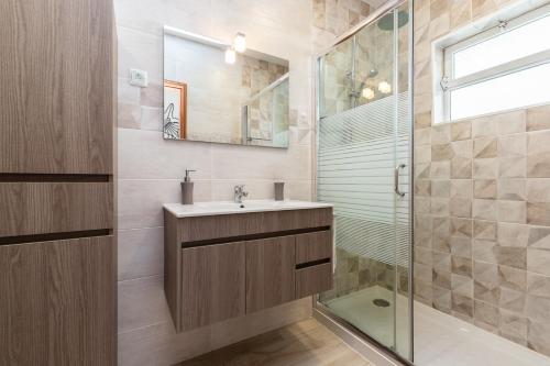 Bathroom sa Lotamar Apartment by ALGARVEMANTA