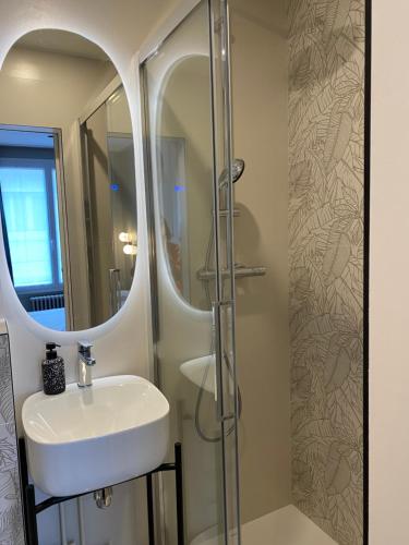 a bathroom with a sink and a mirror at Hôtel Paulette Rouen Centre Cathédrale in Rouen
