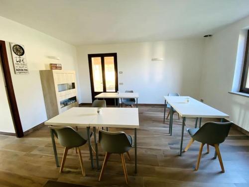 una classe con tavoli e sedie in una stanza di Cascina il Germoglio a San Marzano Oliveto