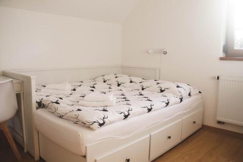 Postel nebo postele na pokoji v ubytování Rekreační dům U Skřítků