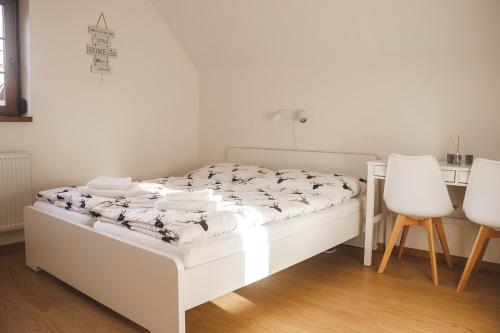 Postel nebo postele na pokoji v ubytování Rekreační dům U Skřítků