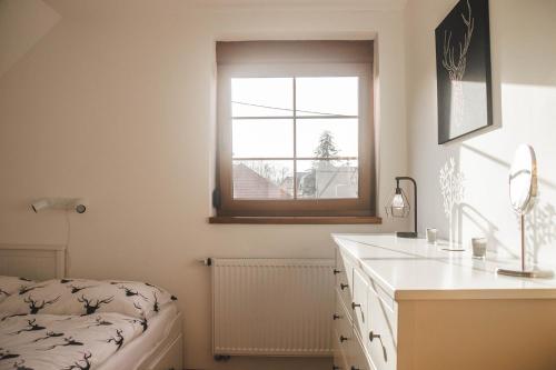 baño con lavabo y ventana en Rekreační dům U Skřítků, en Mladé Buky