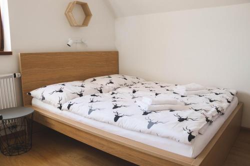 Postel nebo postele na pokoji v ubytování Rekreační dům U Skřítků