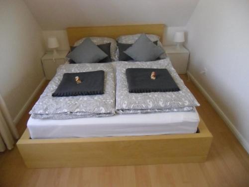 Un dormitorio con una cama con almohadas. en Lindensweet en Lindwedel