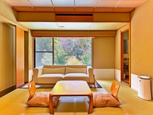 伊豆之國市的住宿－本陣日式旅館，客厅配有沙发和桌子