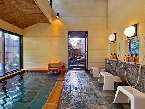 a swimming pool in a house with a swimming pool at Honjin in Izunokuni