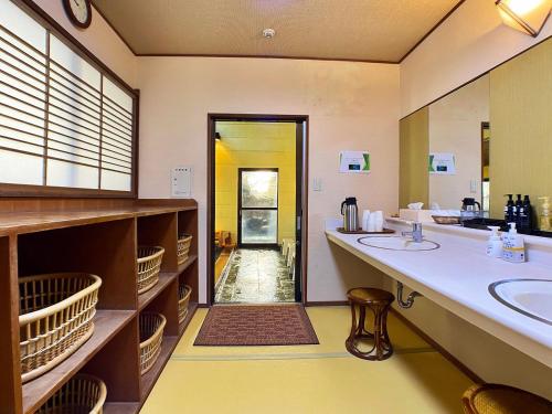 a large bathroom with two sinks and a mirror at Honjin in Izunokuni