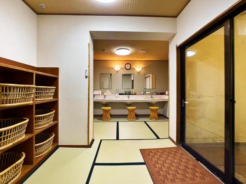 un bagno con lavandino e specchio di Honjin a Izunokuni