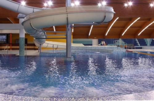 una piscina con un tobogán de agua en un edificio en Lipno Wellness - Frymburk C104 privat family room, en Frymburk