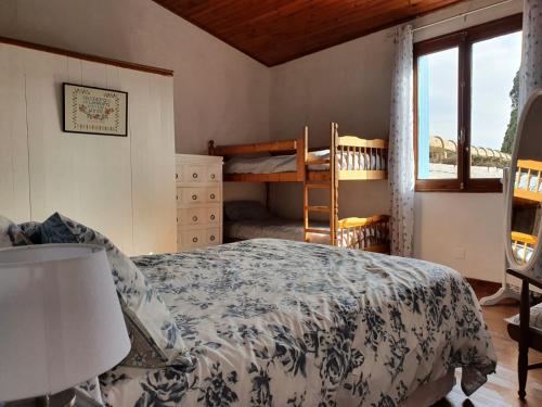 een slaapkamer met een bed en een stapelbed bij Bonnie Maison in Alaigne