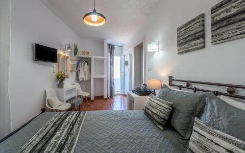 Ένα ή περισσότερα κρεβάτια σε δωμάτιο στο Milos Inn