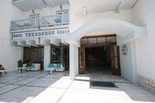 een lobby van een hotel met een vrouw op een bankje bij Theodorou Beach Hotel Apartments in Kos-stad