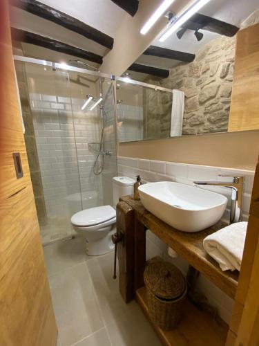 Ένα μπάνιο στο Precioso loft rural fresco con aire acondicionado