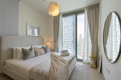 een slaapkamer met een groot bed en een groot raam bij HiGuests - Stylish Apartment Floating Over The Marina Waters in Dubai