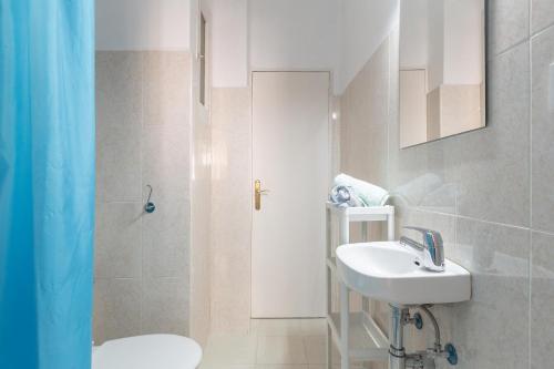 biała łazienka z umywalką i toaletą w obiekcie Centric apartment in Malaga w Maladze