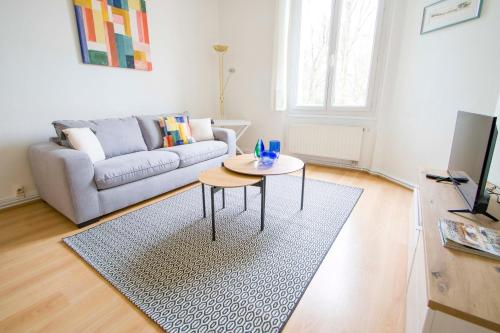 un salon avec un canapé et une table dans l'établissement Le Parc, à Thonon-les-Bains