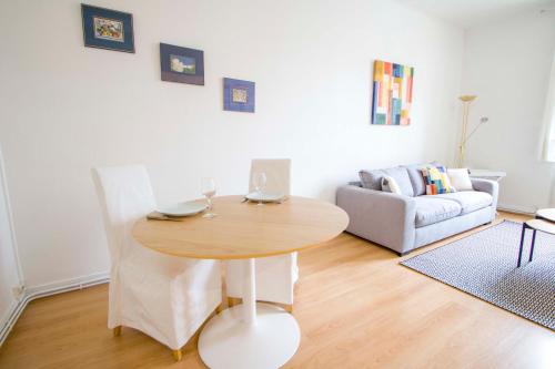 un salon avec une table avec un ordinateur portable dessus dans l'établissement Le Parc, à Thonon-les-Bains