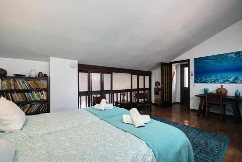 a bedroom with a large bed with two towels at La Casa de Manuel in Estepona