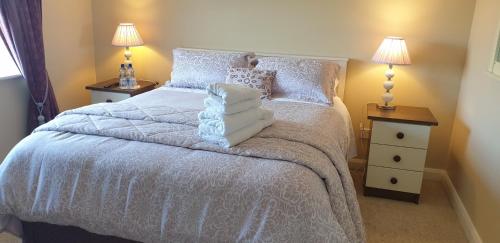 En eller flere senge i et værelse på Knightsbrook Guesthouse