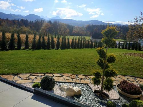 un giardino con vista su un campo e alberi di Chalet de charme entre Genève, Annecy et stations a Viuz-en-Sallaz