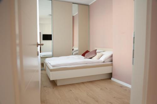Cama o camas de una habitación en Blue and Rose Cozy - Quiet in the Best Location - Self Check-in - 5th Floor with Elevator