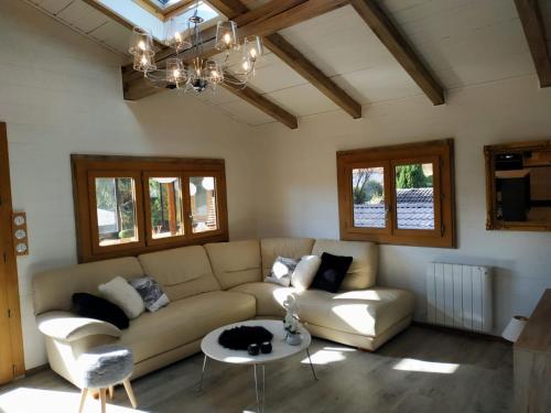 uma sala de estar com um sofá e uma mesa em Chalet de charme entre Genève, Annecy et stations em Viuz-en-Sallaz