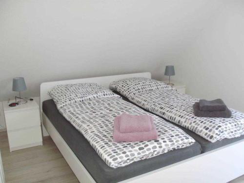 1 dormitorio con 2 camas con almohadas en Ferienwohnung Hinz, en Neu Lüdershagen