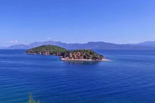 an island in the middle of a large body of water at Villa sul Mare in Chalkida