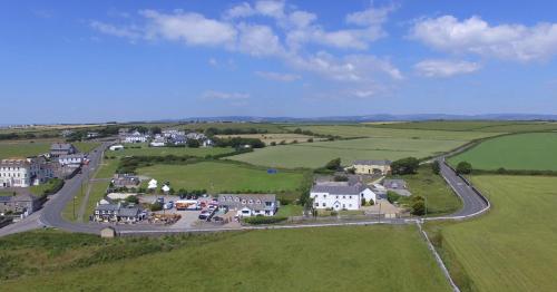 una vista aérea de un pueblo con casas y una carretera en Sea dream lodge -coastal location/sea views/self-contained, en Southerndown