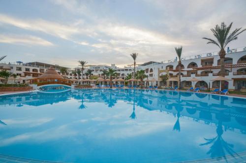 Bazén v ubytování Pickalbatros Royal Grand Sharm - Adults Friendly 16 Years Plus nebo v jeho okolí