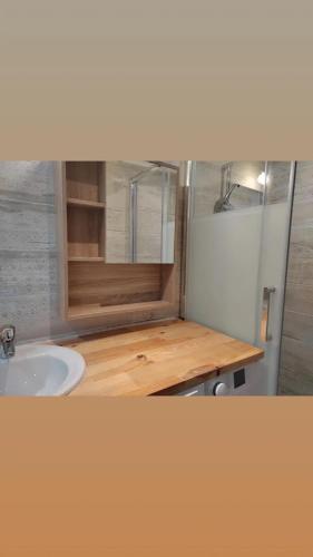 une salle de bain avec un lavabo et un miroir dans l'établissement il fait bon vivre classé 3 étoiles, à Montcuq