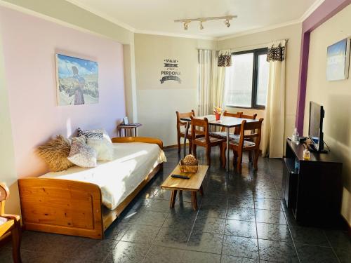 1 dormitorio con 1 cama y comedor en Magos al Sur en San Carlos de Bariloche