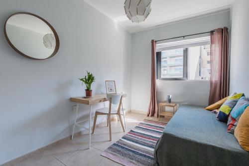 um quarto com uma cama, um espelho e uma mesa em Stylish 3 Bedroom Apartment - St. Julians - 5 mins from Balluta Bay em St. Julian's