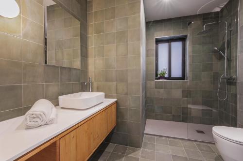 ein Bad mit einem Waschbecken, einem WC und einer Dusche in der Unterkunft Stylish 3 Bedroom Apartment - St. Julians - 5 mins from Balluta Bay in St Julian's